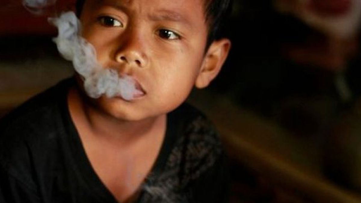 7 Yaşındaki Çocuk Günde 16 Sigara İçiyor