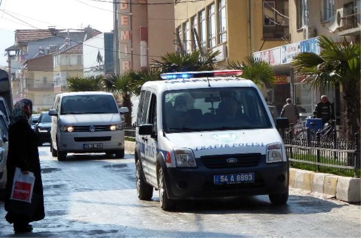 AK Parti Adayların Aracına Polis Eskortu