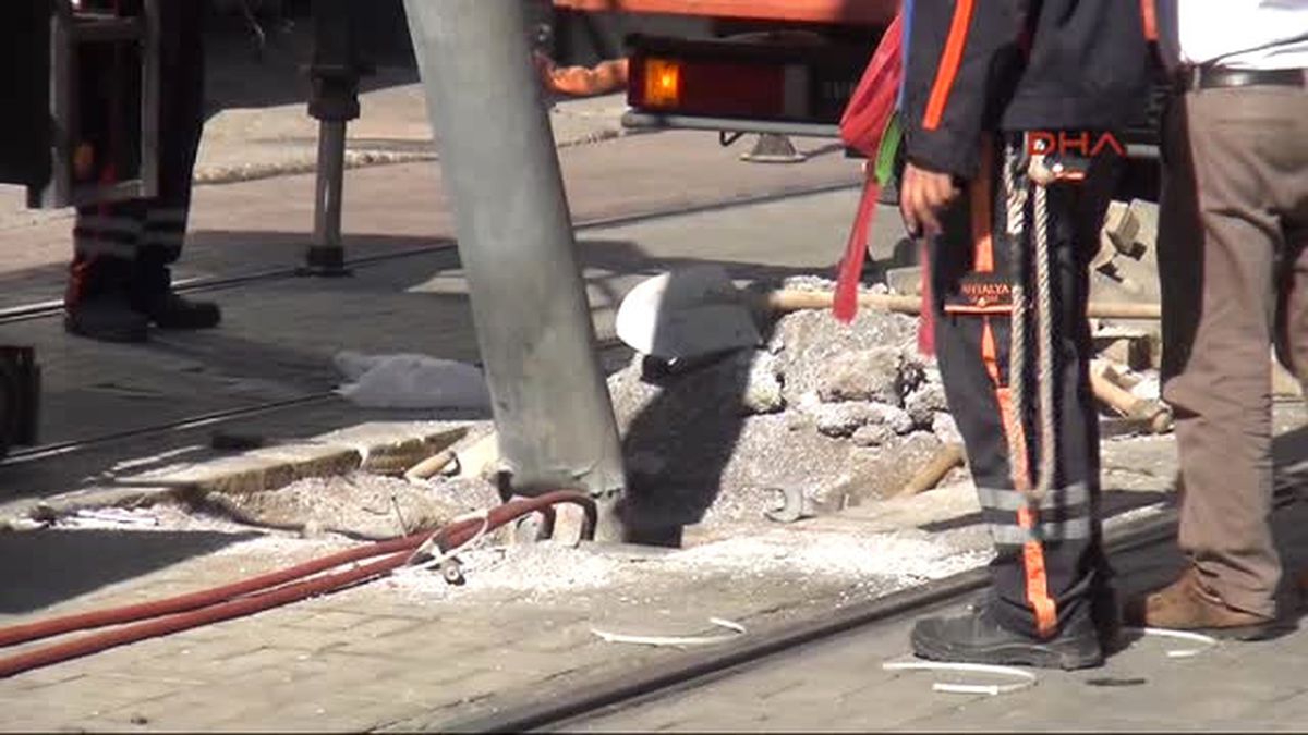 Antalya Kamyon Enerji Direğini Devirince Tramvay Seferleri Durdu