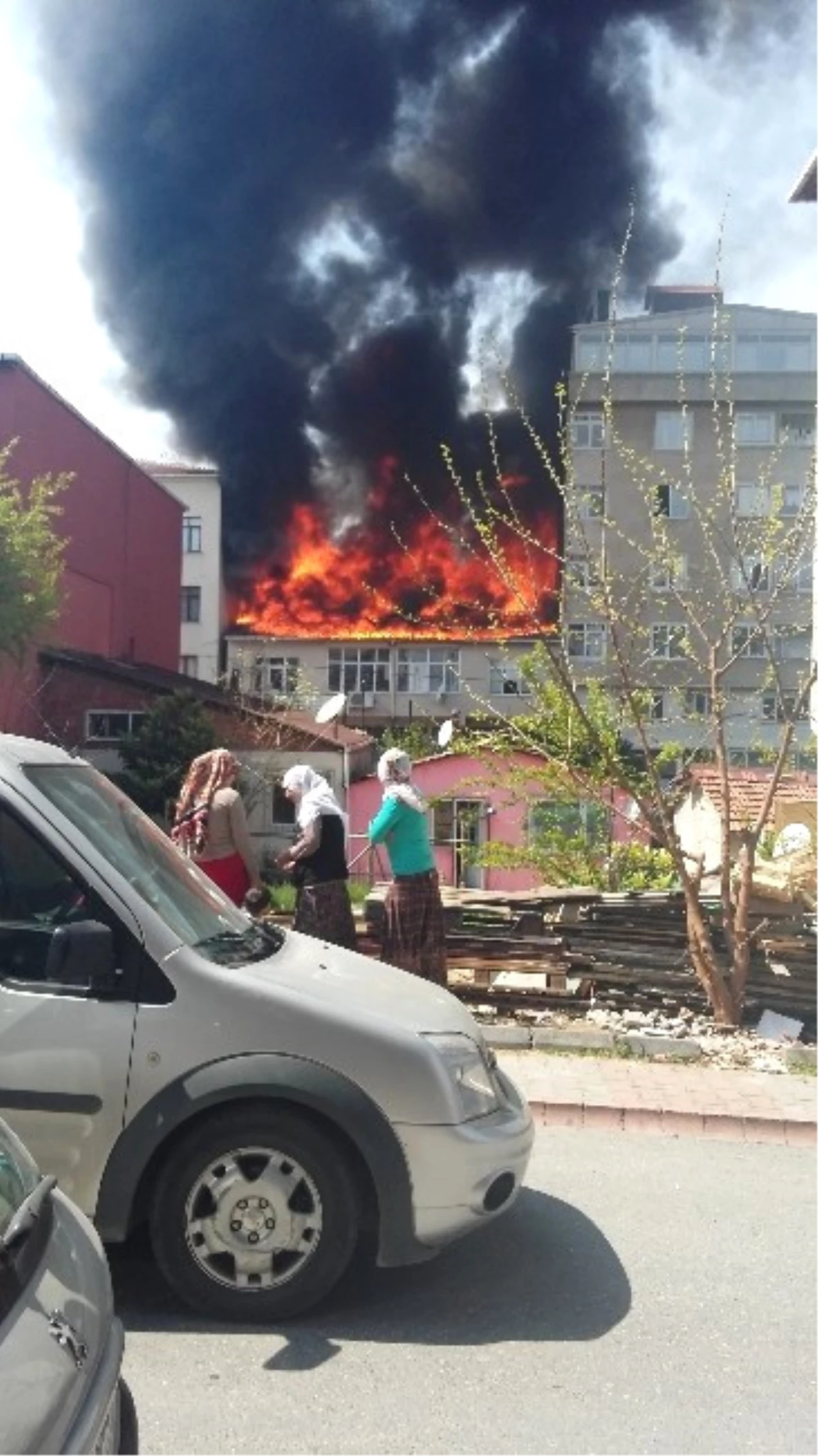 Ataşehir\'de Bir Binanın Çatı Katında Yangın