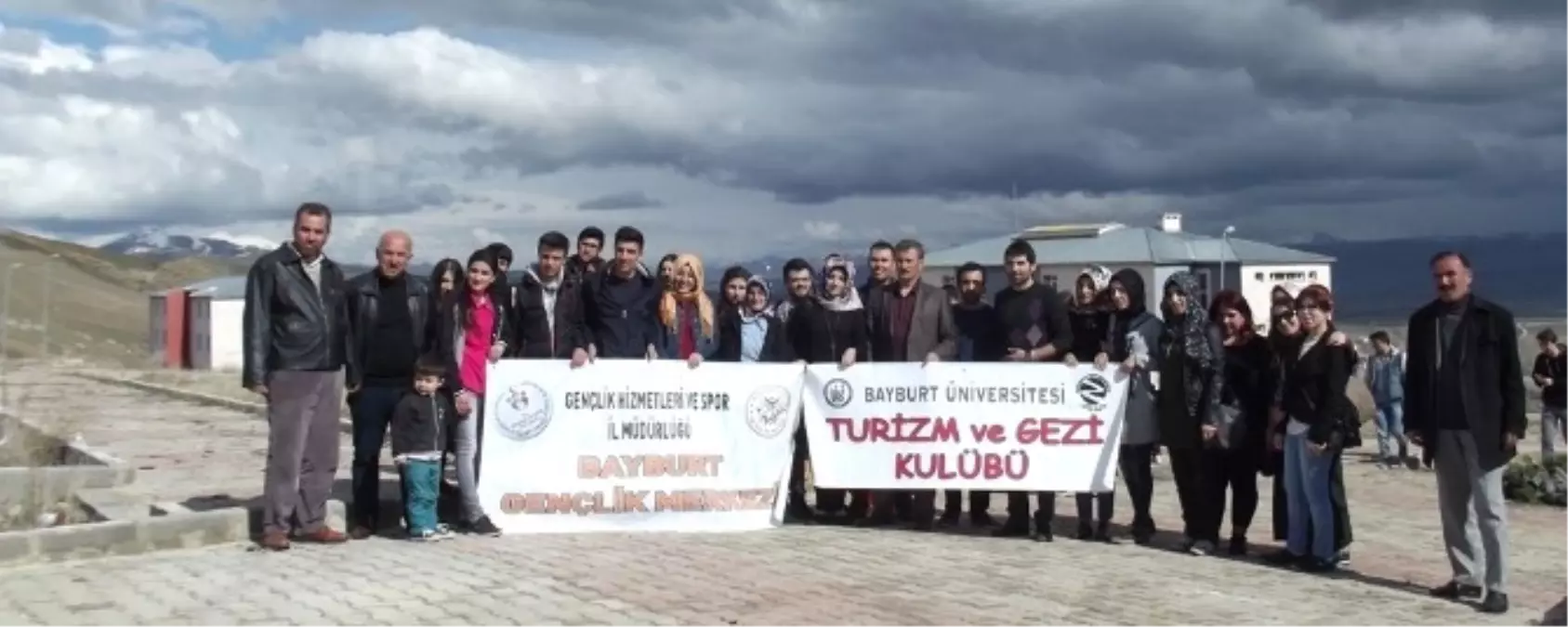 Bayburt Üniversitesi Öğrencileri Bayburt Çevresini Ağaçlandırıyor
