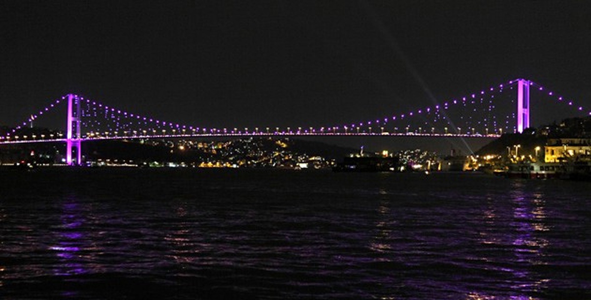 Boğaziçi Köprüsü\'nün Dekoratif Aydınlatma Sistemi Sökülüyor