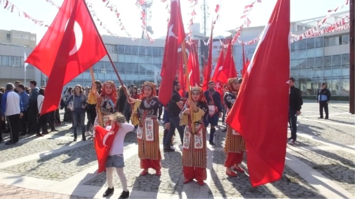 Burhaniyeliler Atatürk\'ün İlçeye Gelişinin 81.yılını Kutladı