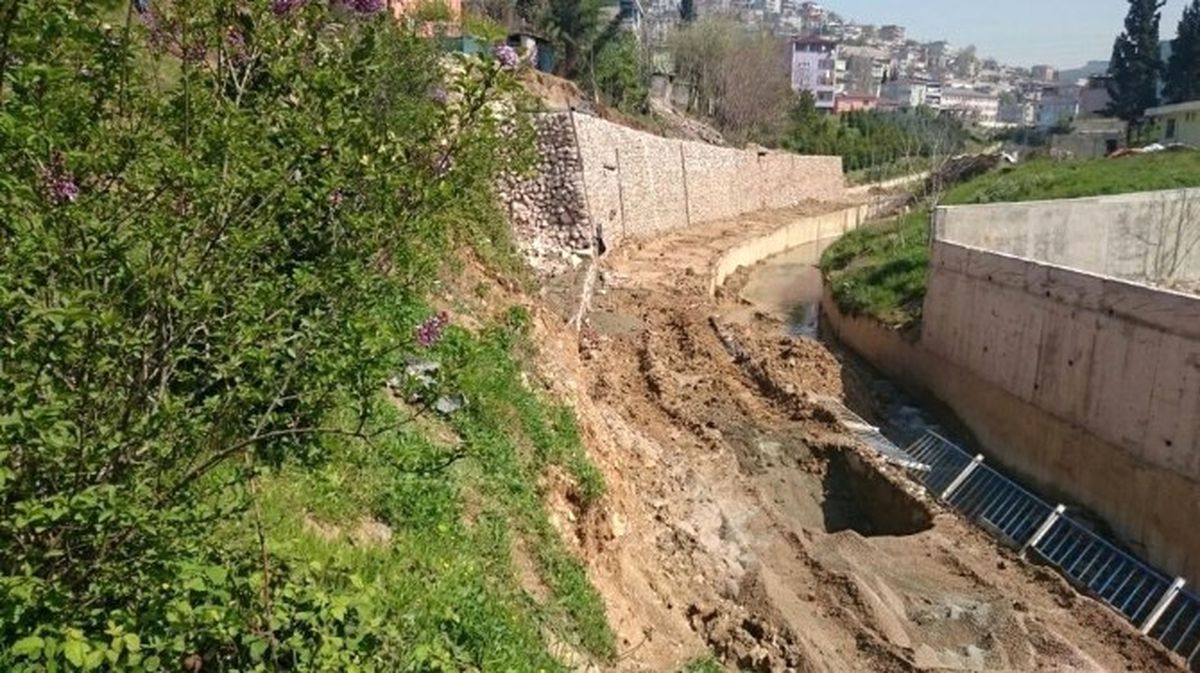 Dilovası\'nda İstinat Duvarı Çalışmalar Devam Ediyor