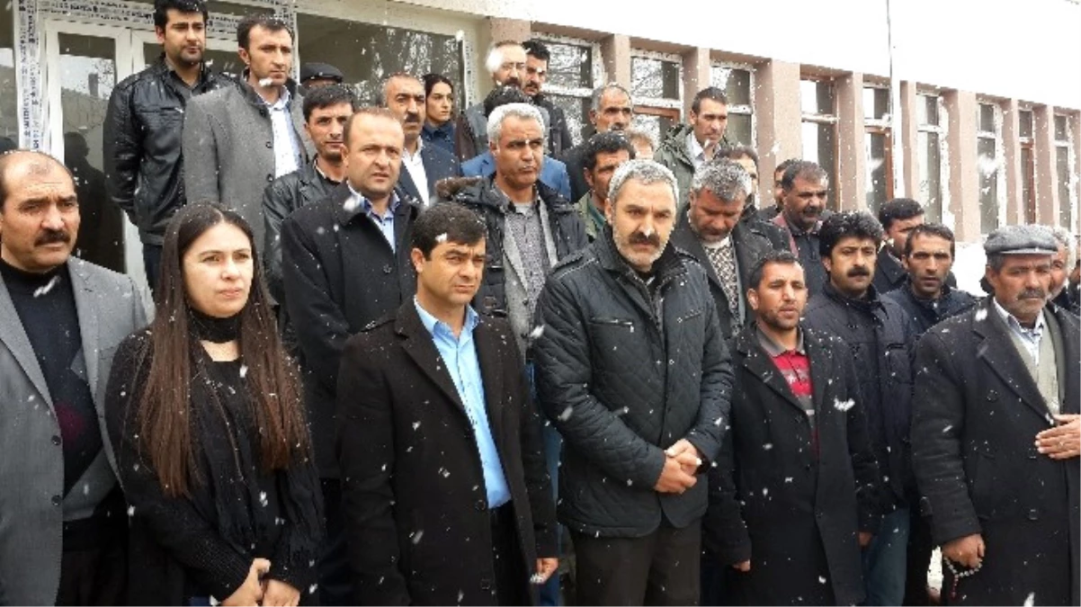 Diyadin Belediyesinin Giriş Camı ile Fidanlar Kırıldı