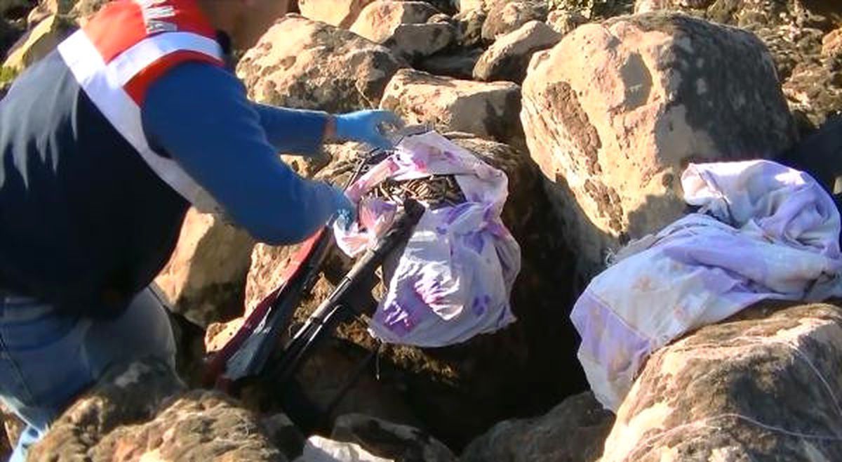 Diyarbakır\'da Kan Davalı İki Aşiretin Arazisinden Silah ve Mühimmat Çıktı