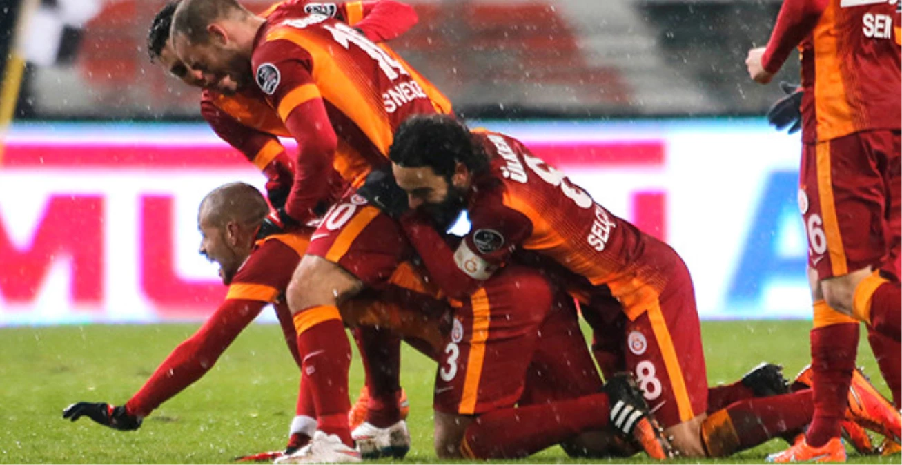 Galatasaray\'da Melo, Manisaspor Maçının Kadrosuna Alındı