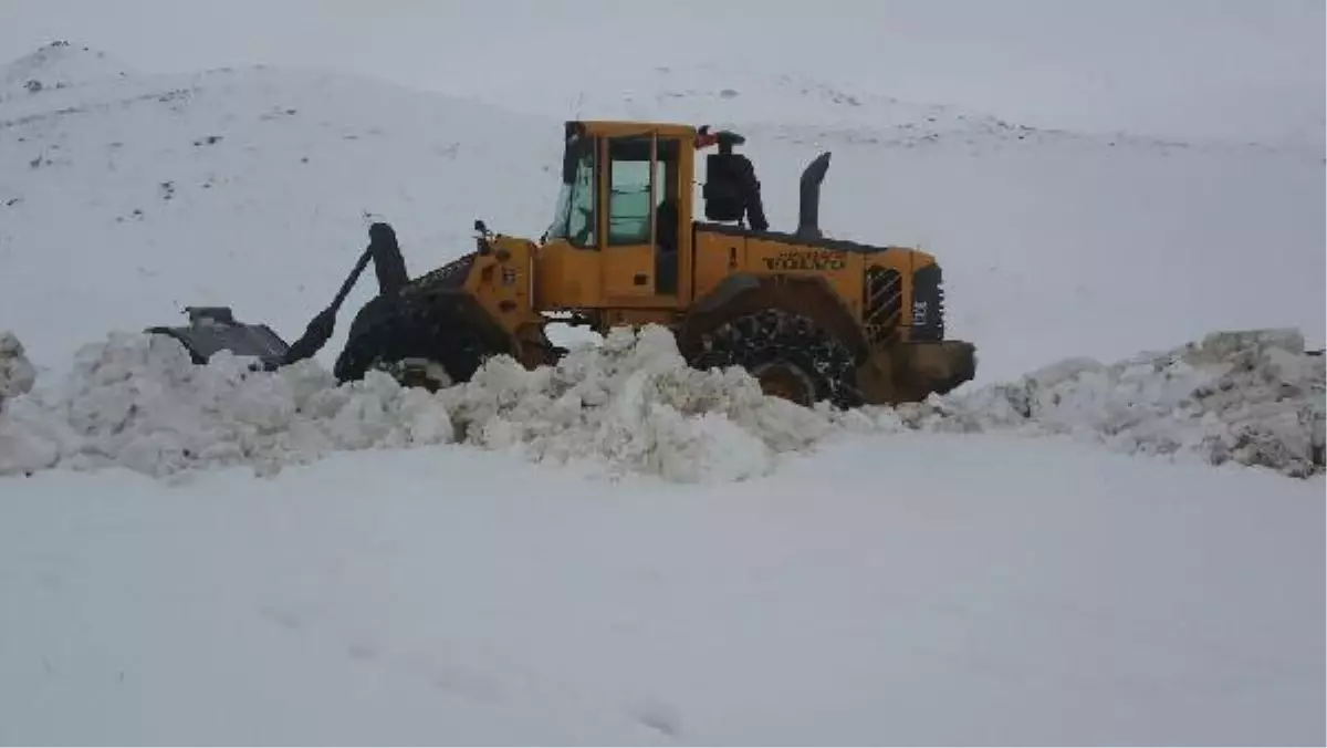 Hakkari\'de Kar Altında Su Arıza Çalışması