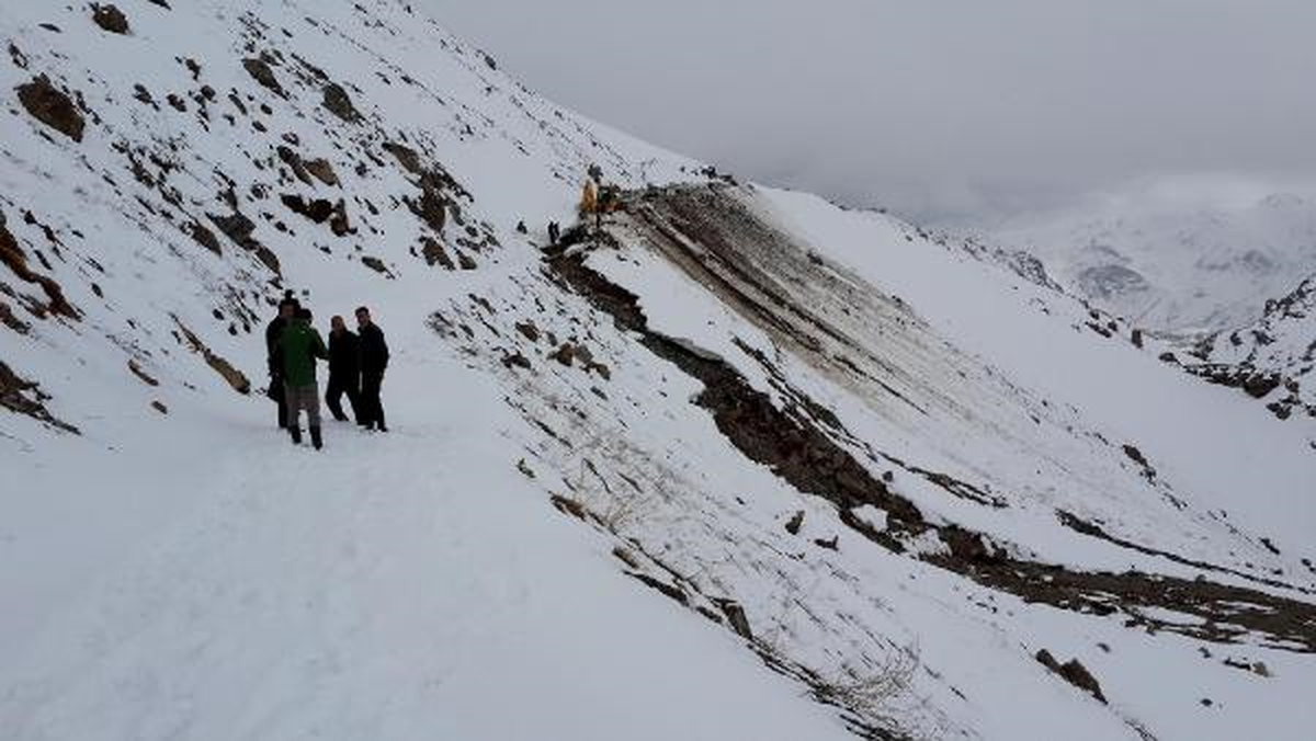 Hakkari\'de Kar Altında Su Arızası Çalışması (2)