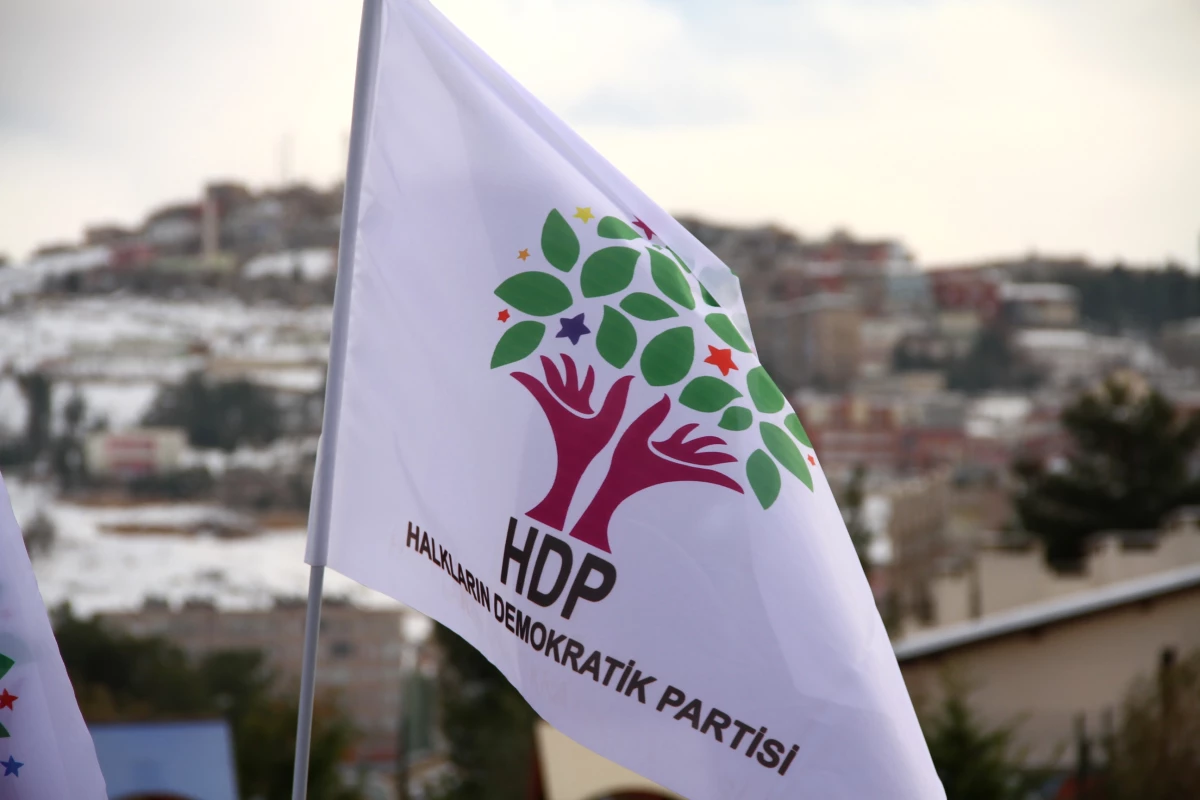 HDP, İzmir\'de İki Adayı Listeden Çıkardı