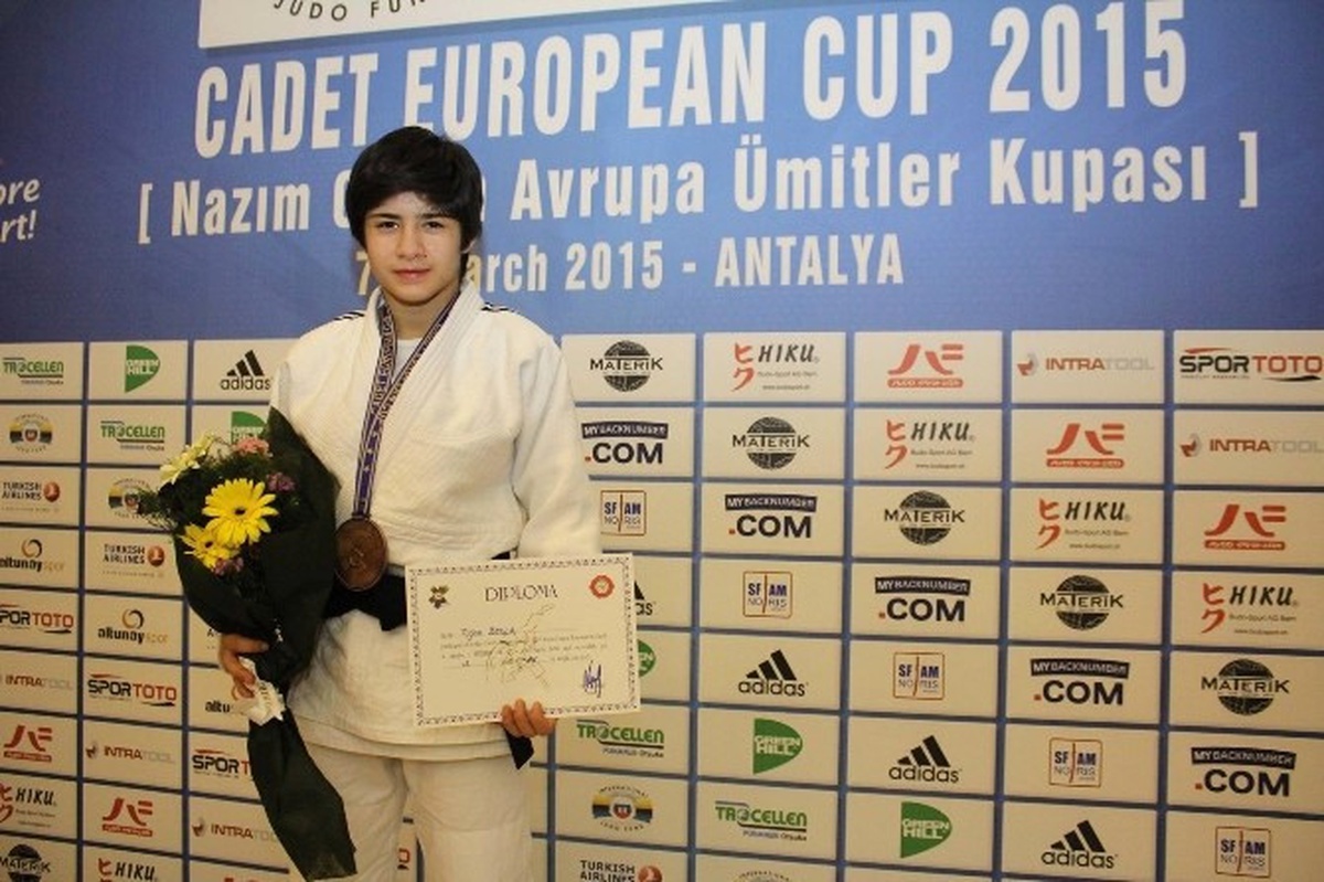 Kağıtsporlu Tuğçe, Çek Cumhuriyeti\'nden Altın Madalyayla Döndü