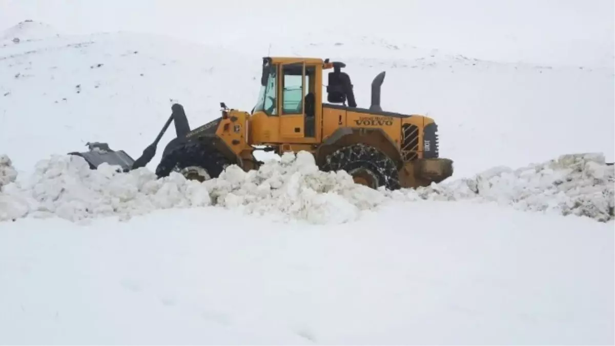 Karları Aşarak Arızaya Müdahale Ediyorlar