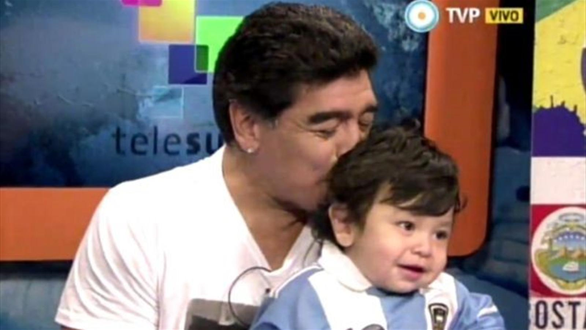 Maradona\'nın Eski Eşi Oğlunun Futbolcu Olmasına Sıcak Bakmıyor