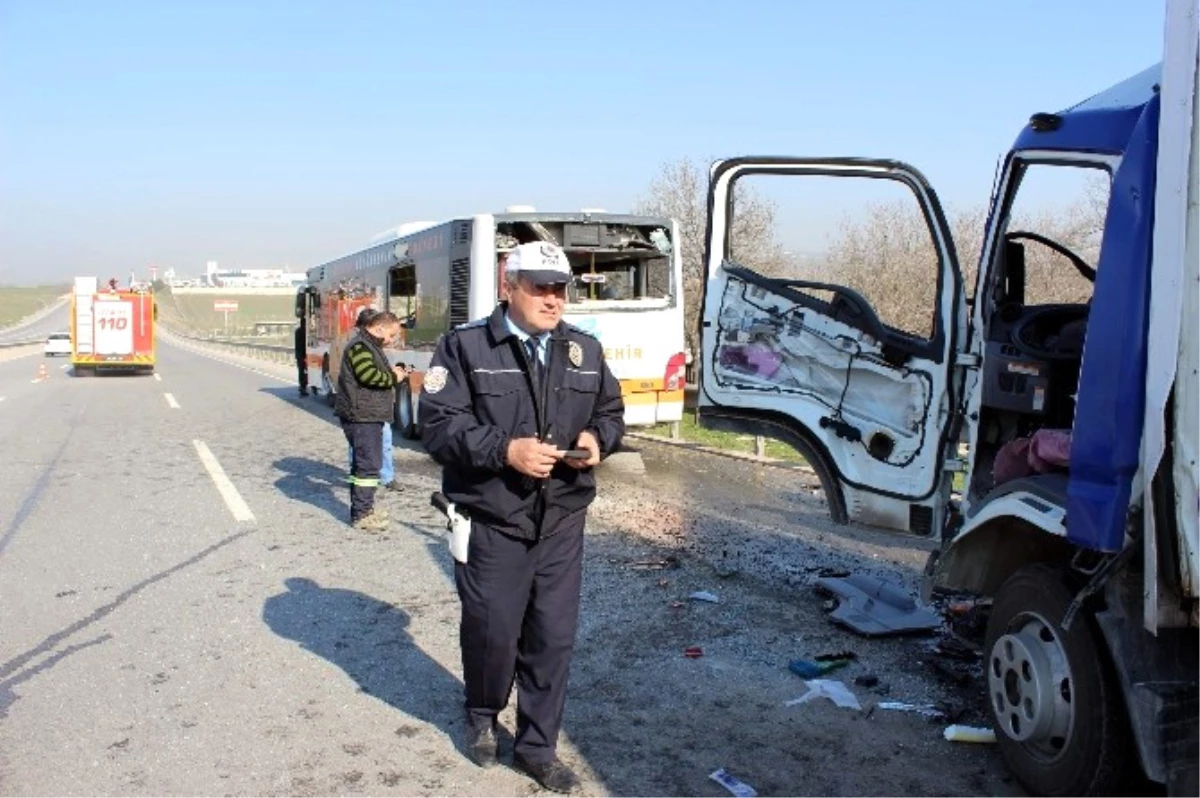 Özel Halk Otobüsü ile Kamyonet Çarpıştı: 4 Yaralı
