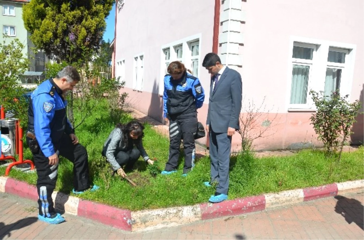 Polis Aileleri Çocuk Yuvasını Ziyaret Etti