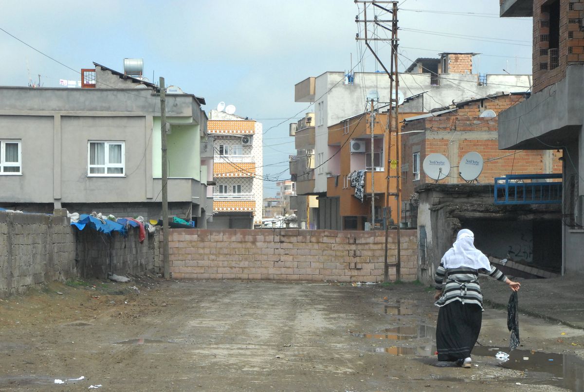 Sokağa Duvar Ördü