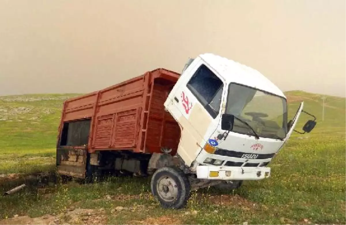 Terk Edilmiş Kamyonette 10 Bin Litre Kaçak Akaryakıt Ele Geçirildi