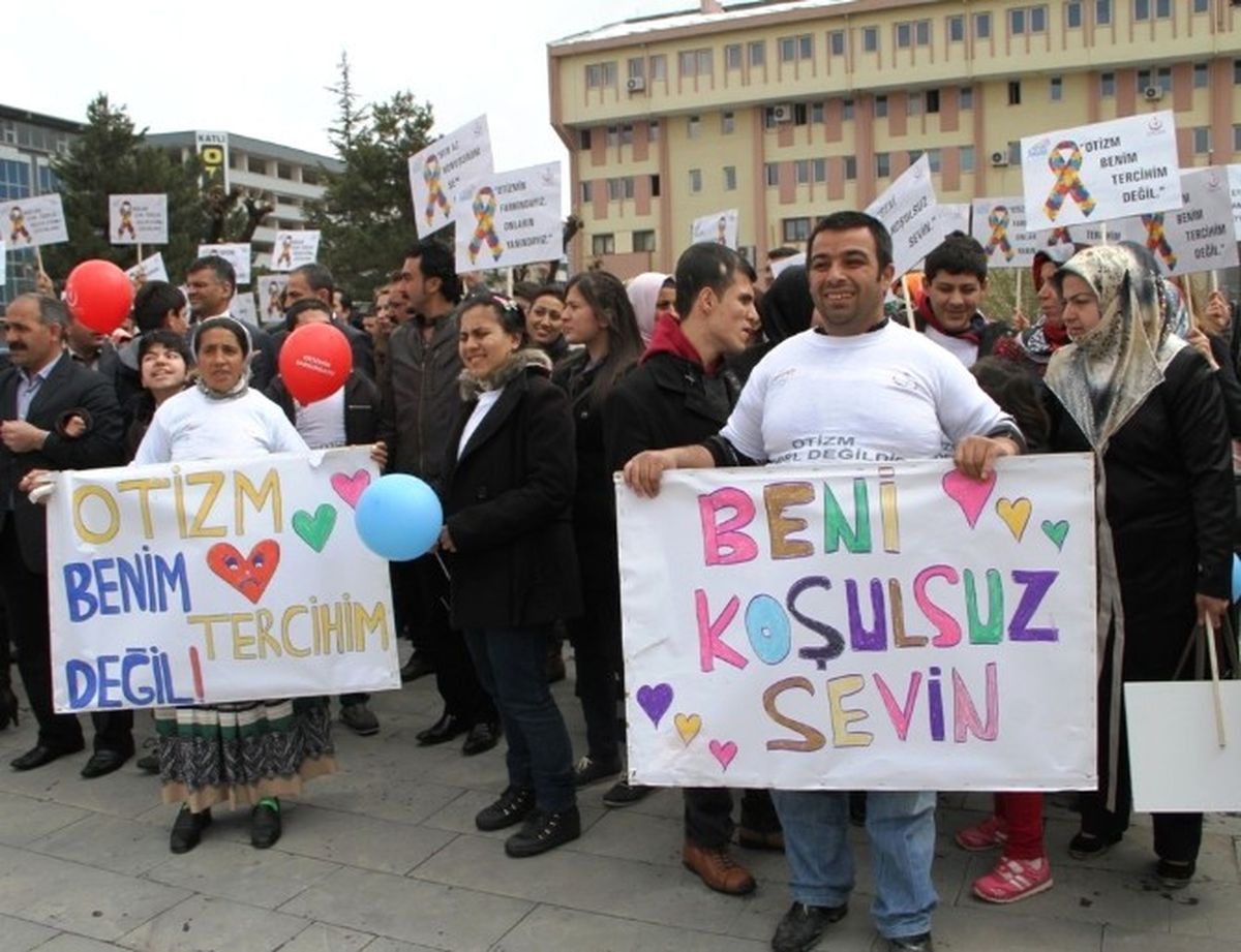 Van\'da \'Otizme Farkındalık\' Yürüyüşü