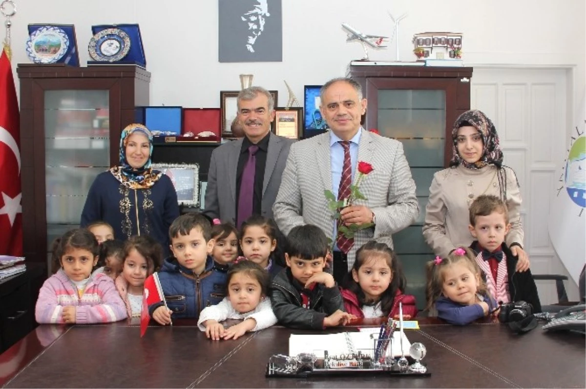 Yahyalılı Minikler Başkan Öztürk\'ün Kutlu Doğum Haftasını Kutladı