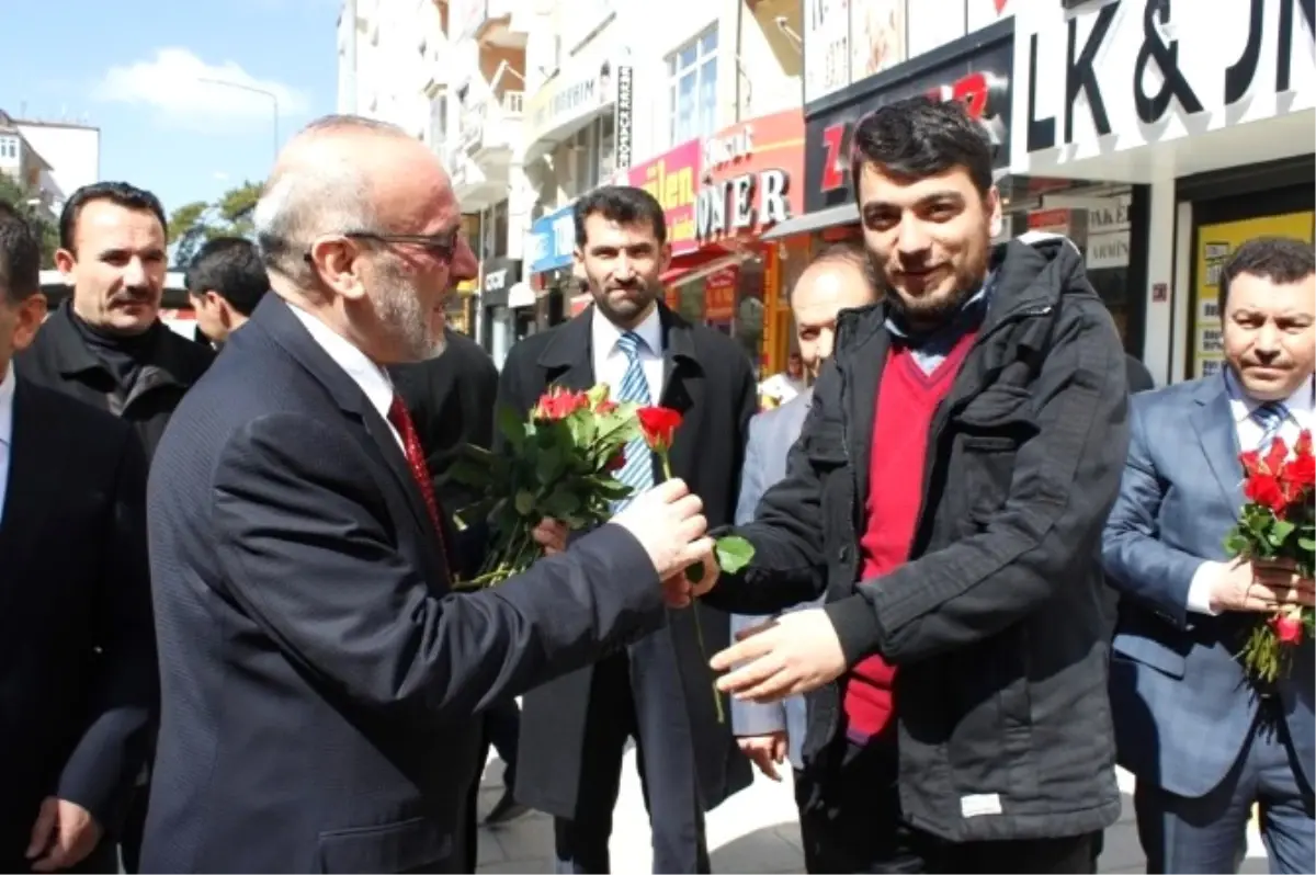 Yozgat Müftülüğü Vatandaşlara Gül ve Kitap Dağıttı