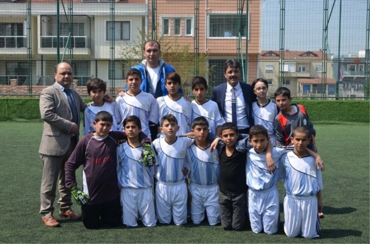 23 Nisan Küçükler Futbol Turnuvası Erenler\'de Tüm Hızıyla Devam Ediyor