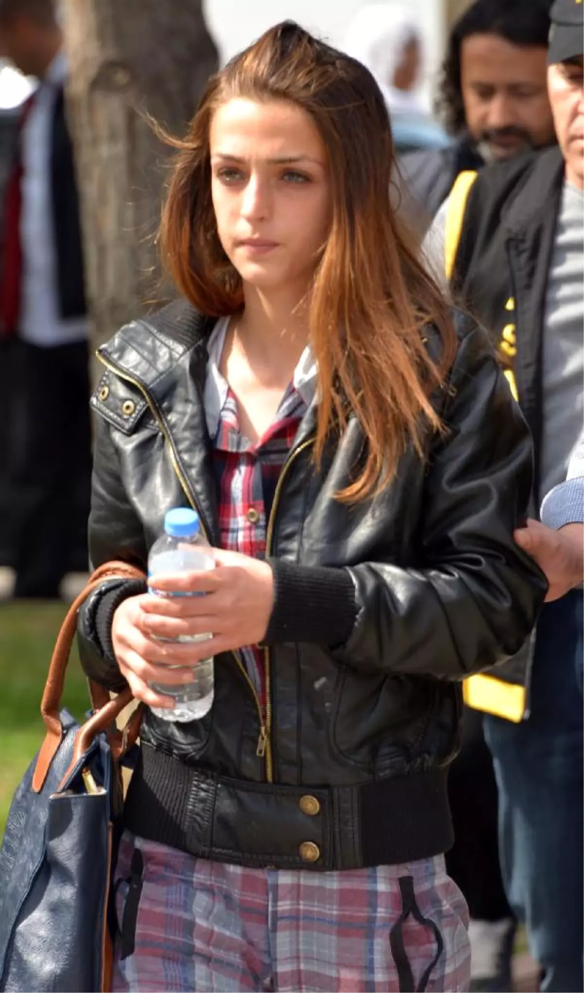 18 Yaşındaki Genç Kız Sevgilisiyle, Ablasının Tartıştığı Komşularının Otomobillerini Yaktı