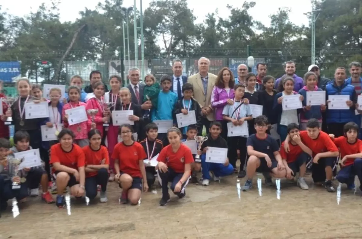 Adana\'da Okullarası Küçükler Tenis Grup Müsabakaları