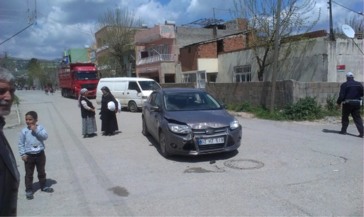 Adıyaman\'da İki Otomobil Çarpıştı: 1 Yaralı