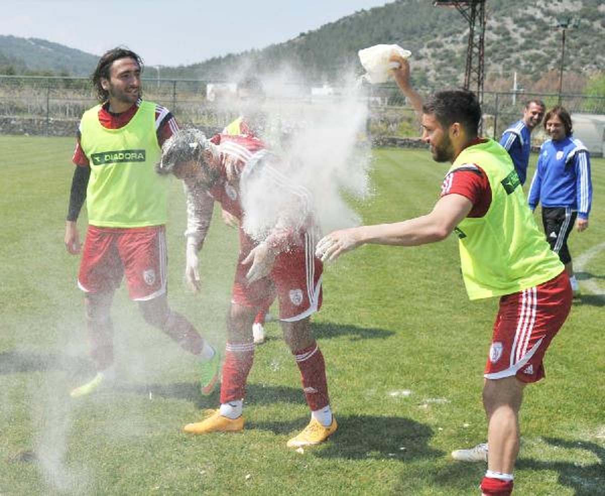 Altınordulu Göksu\'ya Brezilya Usulü Kutlama