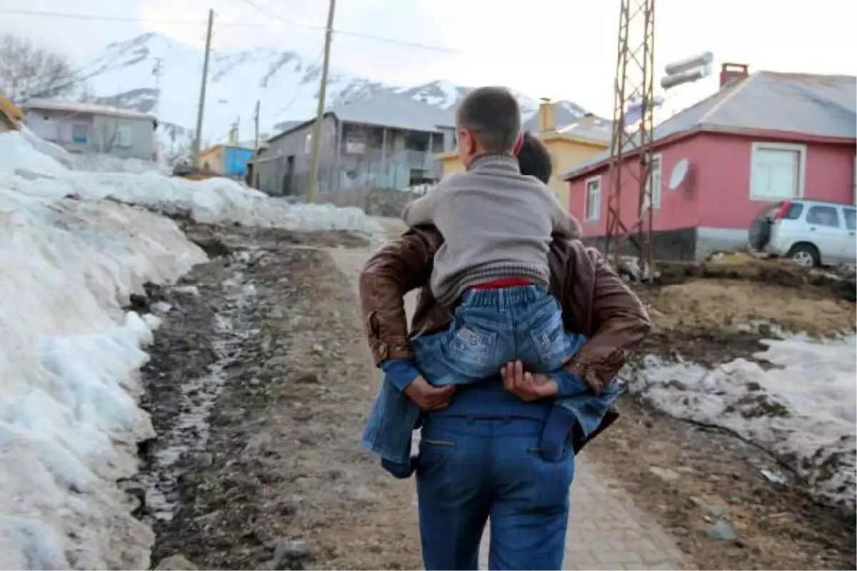 Babasının Sırtında Okula Giden Berat, Akülü Aracına Kavuştu