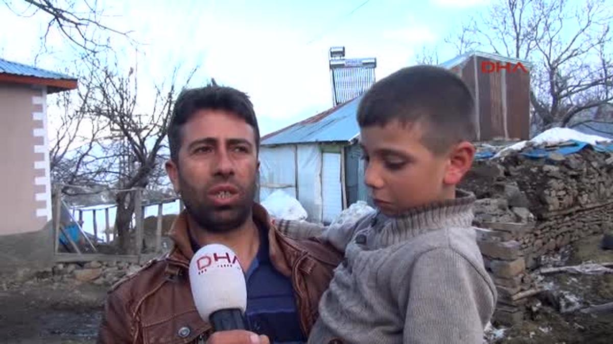 Bingöl - Arşiv Engelli Oğlunu Her Gün Kucağında Okula Götürüyor