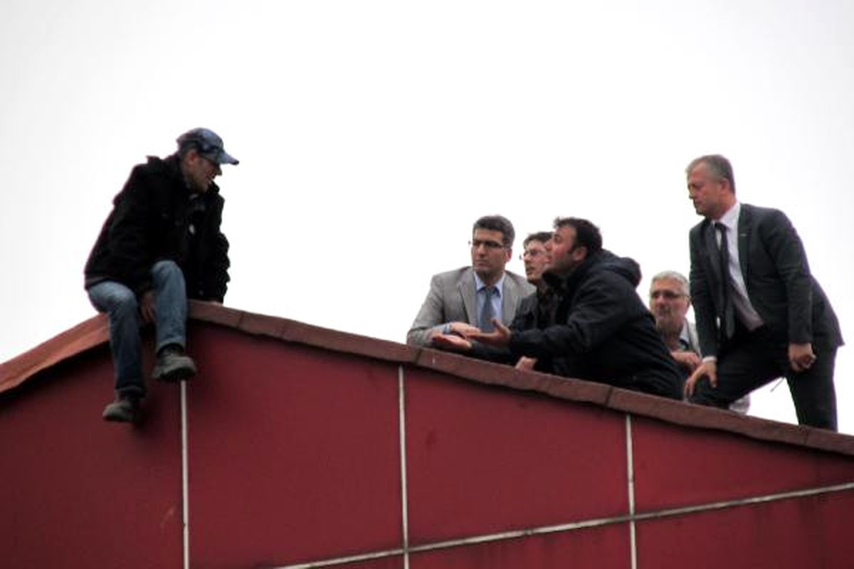İşten Çıkarılan Adam Çatıya Çıktı