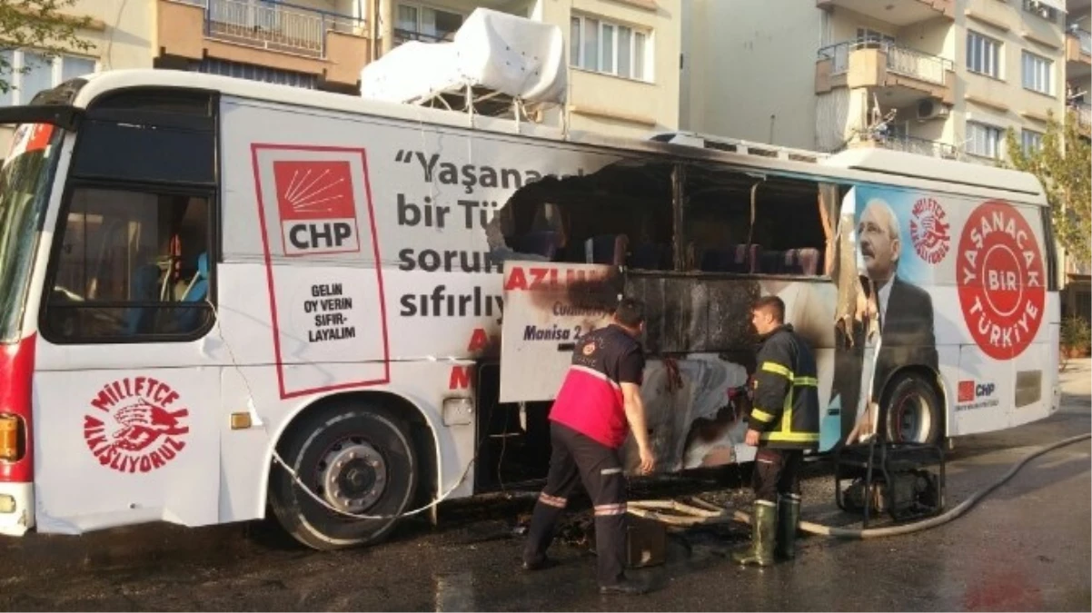 CHP Manisa Milletvekili Adayının Seçim Otobüsü Yandı