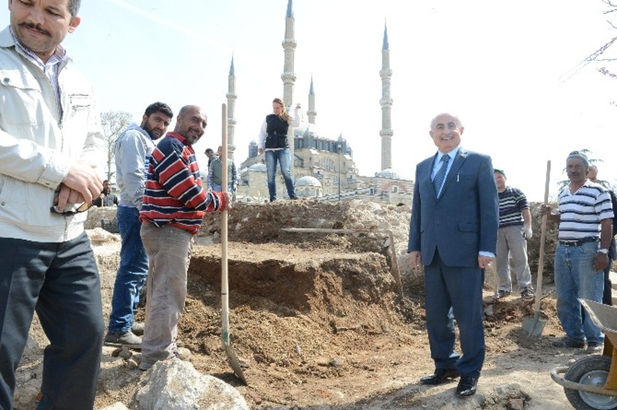 Edirne Valisi Şahin, Selimiye Camii Meydanındaki Kazı Alanında İncelemelerde Bulundu