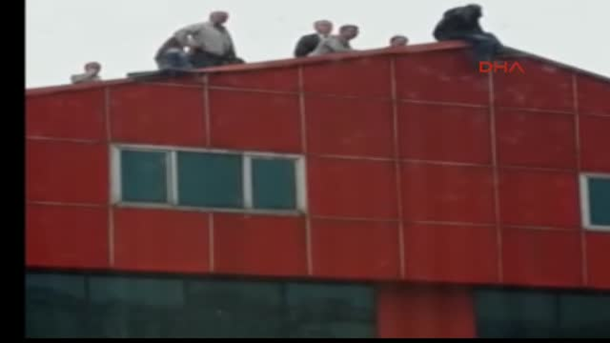 Zonguldak\'ta Çalıştığı İş Merkezinin Çatısında İntihara Kalkıştı