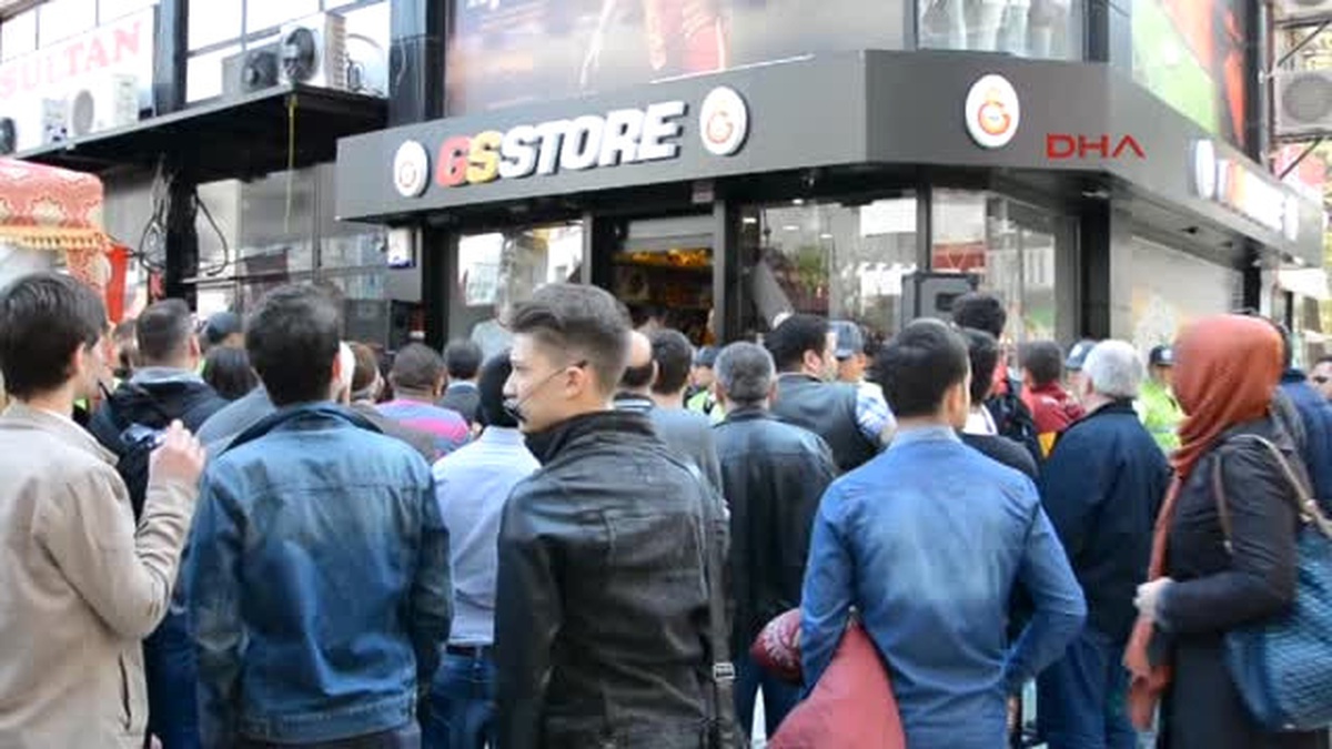 Galatasaraylı Futbolculara Manisa\'da Yoğun İlgi