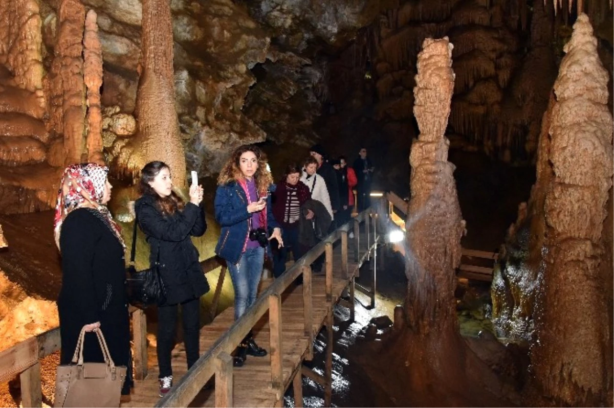 Karaca Mağarası\'nda Sezonun İlk Turist Kafilesi Çiçek ve Tatlıyla Karşılandı