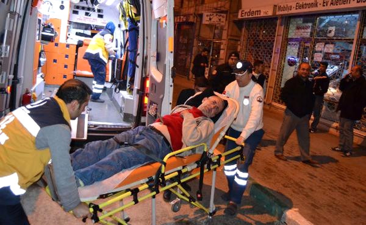 Karnına Sapladığı Bıçakla Hastaneye Kaldırıldı