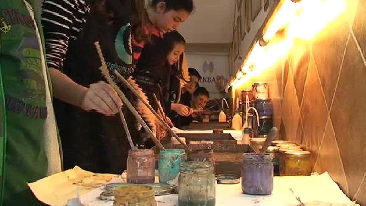 Kosovalı Çocuklar Yunus Emre Türk Kültürü Merkezi\'nde Ebru Sanatını Öğreniyor
