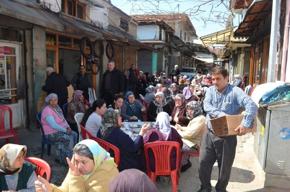 Kula\'da 3 Bin Kişiye Kutlu Doğum Yemeği Verildi