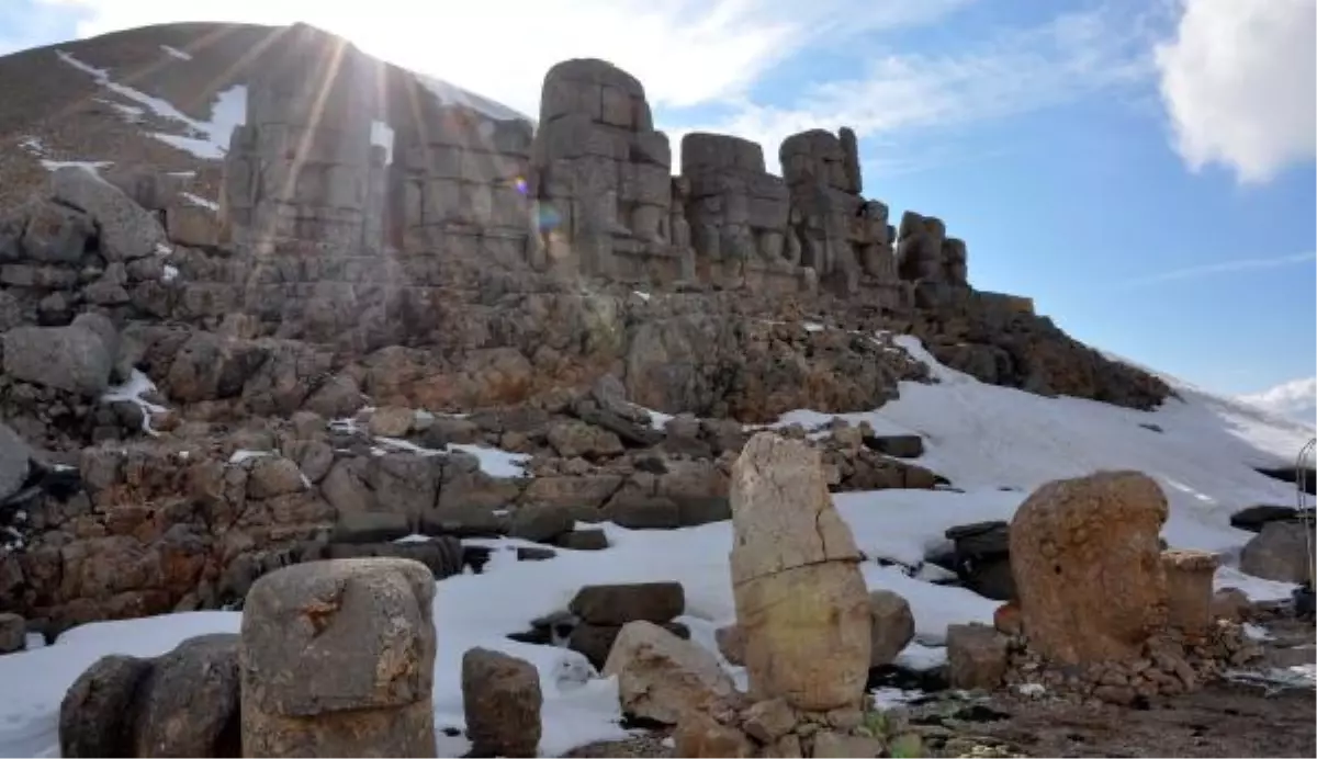 Nemrut Dağı\'nda Sezonun İlk Turistlerine Davullu-zurnalı Karşılama