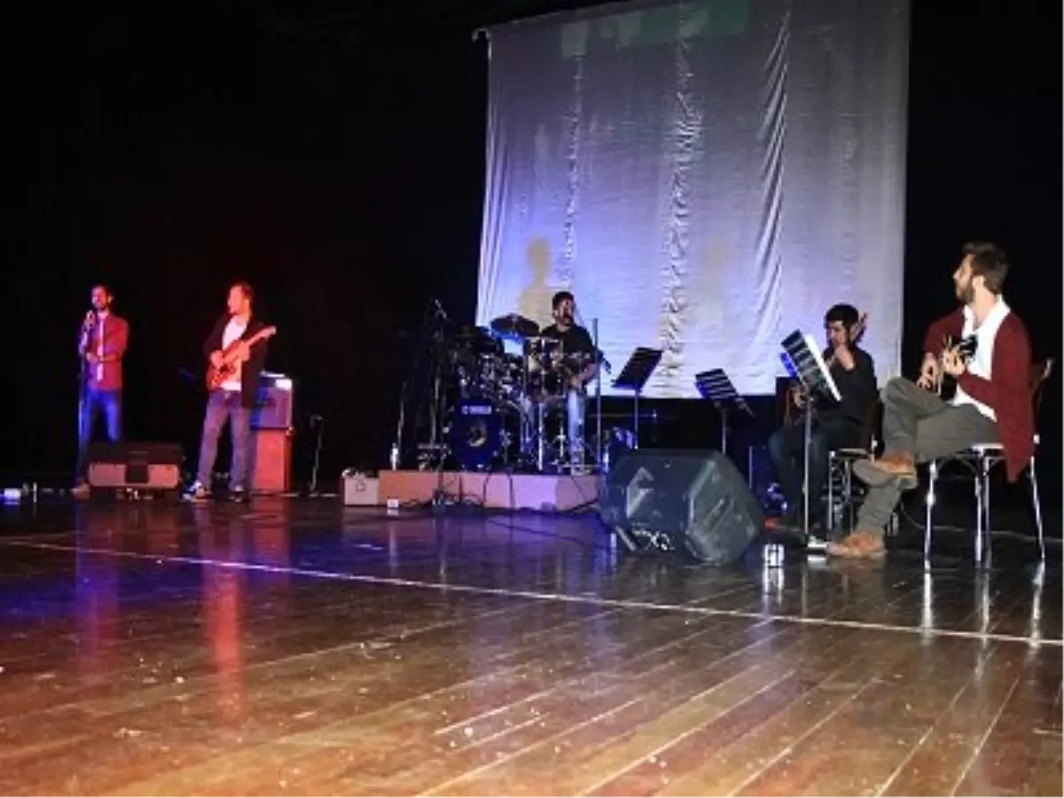 Üniversite Mezunları Anaokulu Açmak İçin Konser Verdi