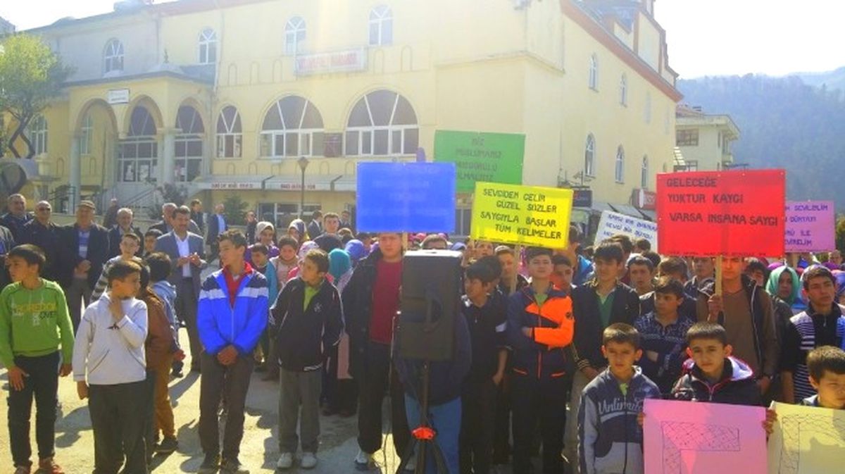 Öğrencilerden Değerler Eğitimi Yürüyüşü