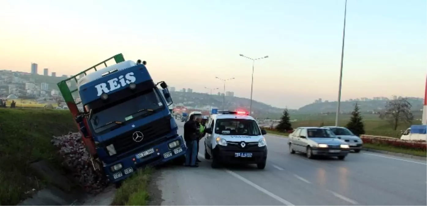 Parke Taş Yüklü Tır Yan Yattı