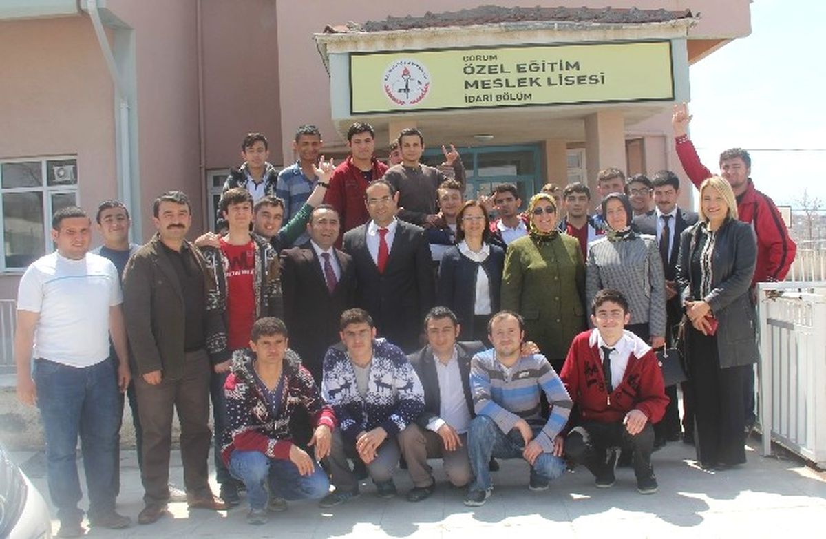 Protokol Eşlerinden İşitme Engelli Öğrencilere Ziyaret