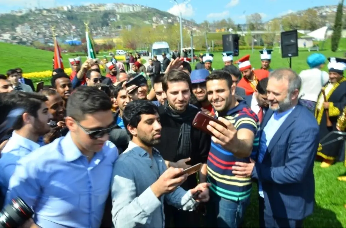 Sami Yusuf, Selfi Yapmak İsteyen Öğrencilerin Arasında Kaldı