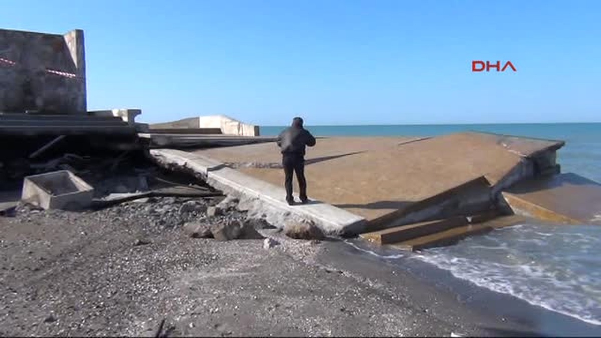 Samsun\'da Fırtına Nedeniyle Yürüyüş Yolu Çöktü