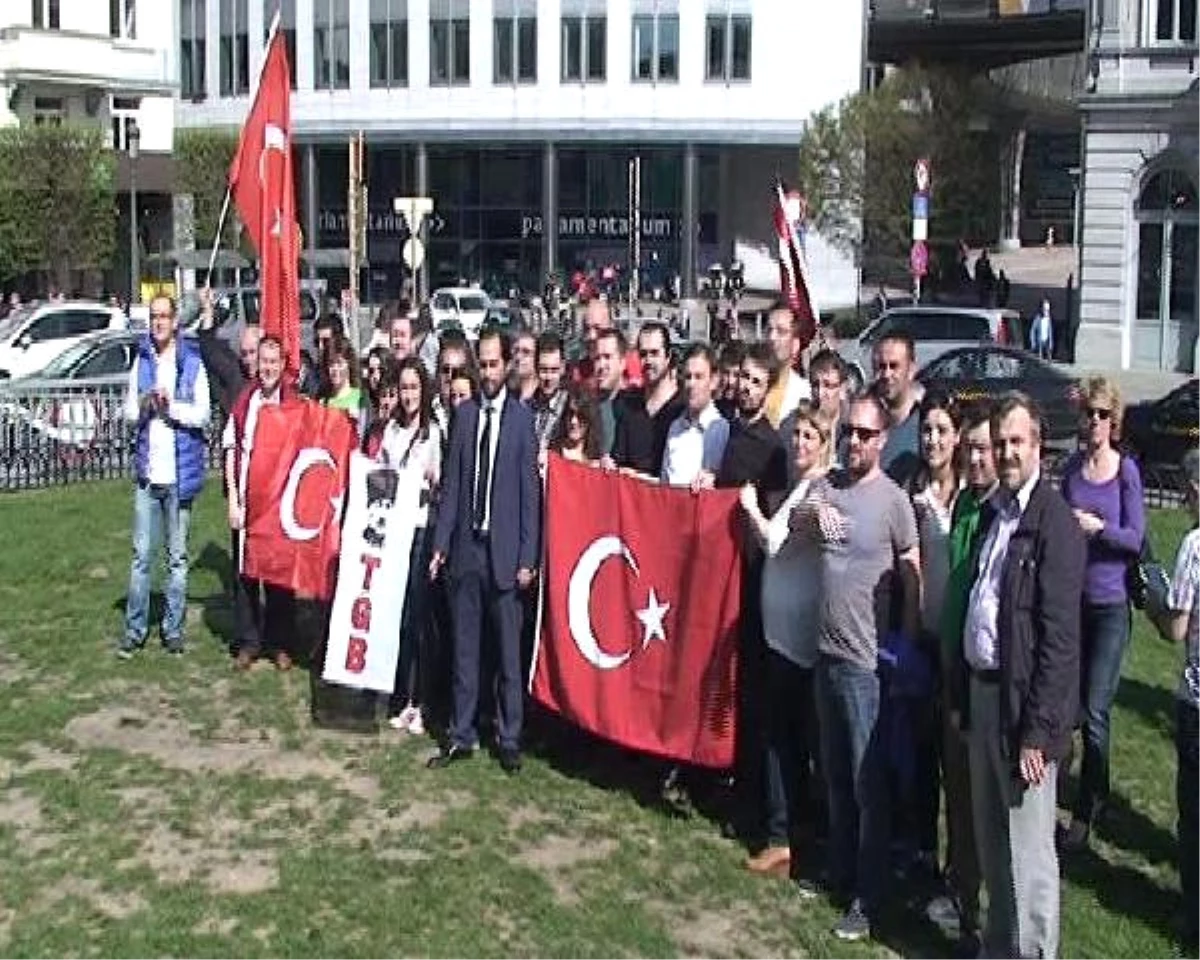 Sözde \'Ermeni Soykırımı\' Tasarısının Görüşüldüğü AP Binası Önünde Türklerden Protesto