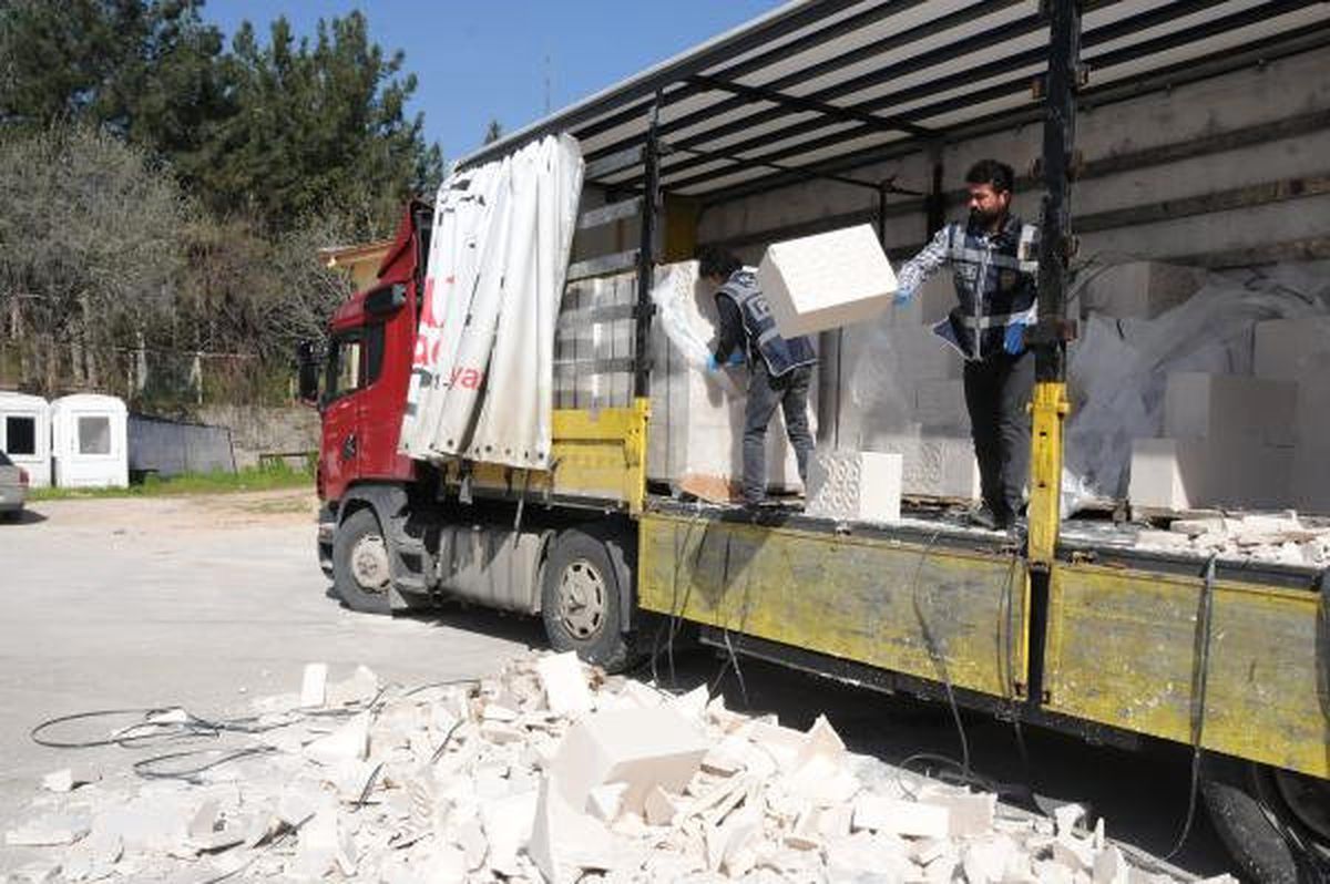 Gaziantep\'te Tır\'daki Alçı Bloklardan 150 Bin Kaçak Sigara Çıktı