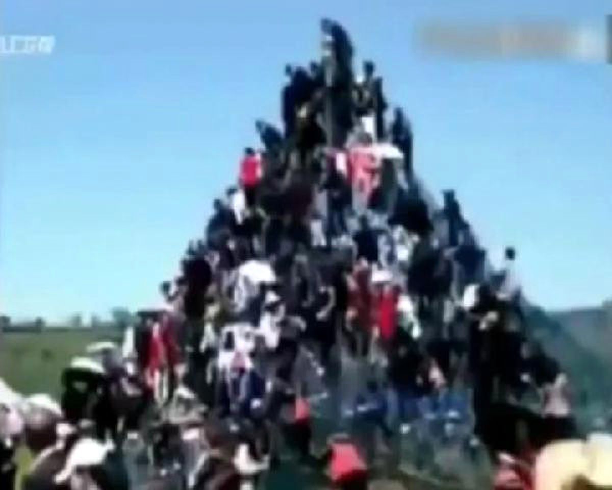 100 Kişinin Tırmandığı Piramit Çöktü: 2 Ölü, 45 Yaralı